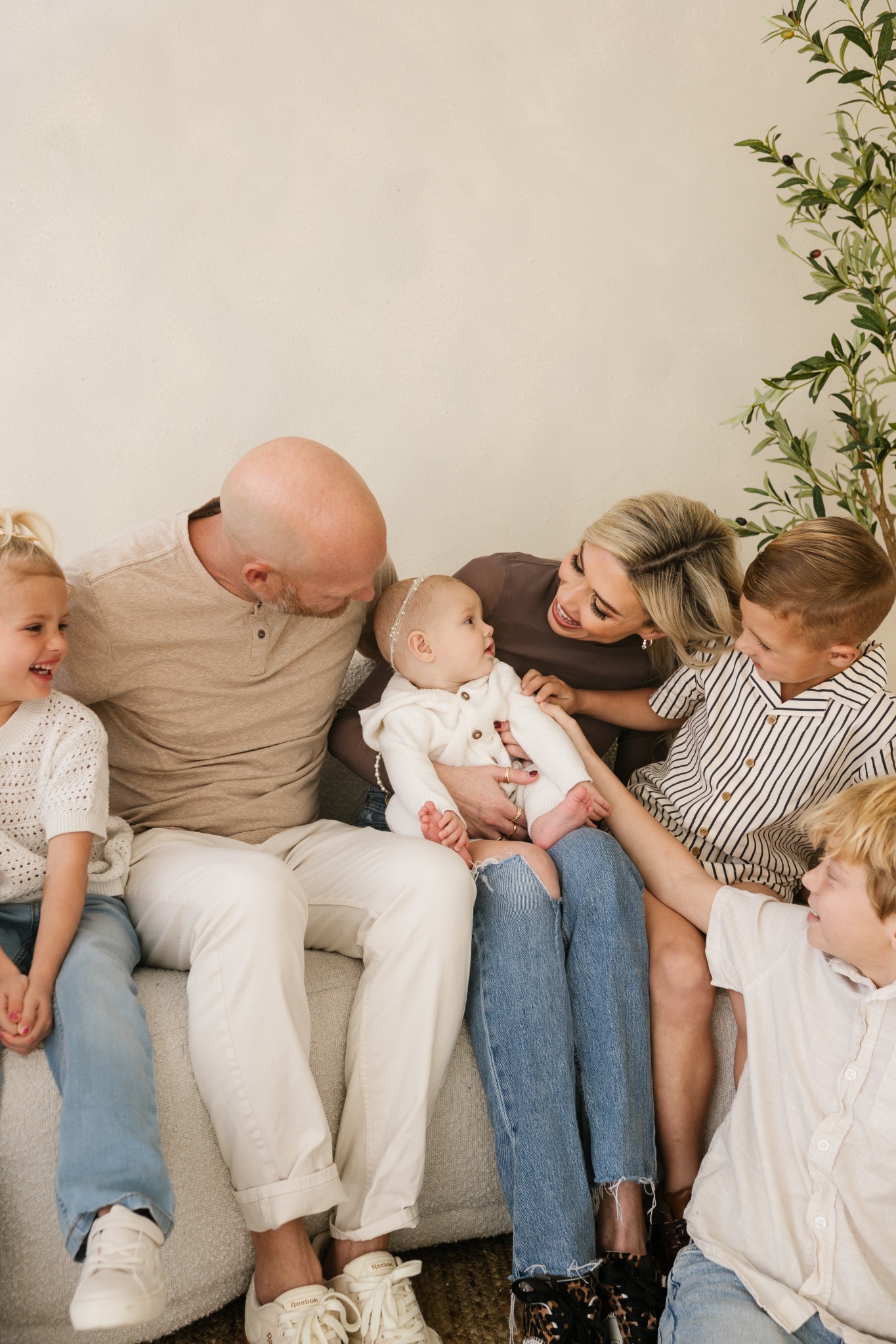 Teak with Kimberli, Justin, Pippa, and siblings in a candid family studio moment